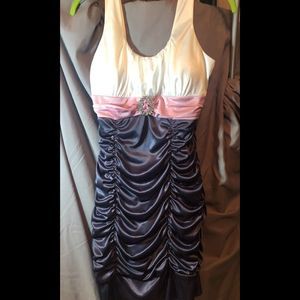 Cute gray white pink dress very stretchy material it is a BCGB dress apr 33” lg